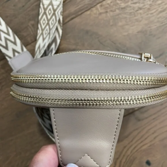 Tan Crossbody Bag Adjustable Decorative Strap Pockets Gold Hardware - Picture 5 of 7